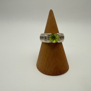 size 7 4.70gms Ring GREEN STONE 