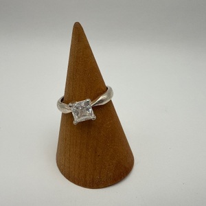 size 7 Silver Ring 3.9 GRAMS WITH SMALL SQUARE STONE