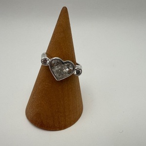 size 7 Silver Ring 2.7 GRAMS RING WITH SQUARE STONE AND SMALL ROUND STONES ON EA