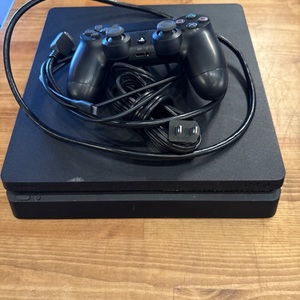 SLIM 1TB PS4 WITH ONE CONTROLLER
