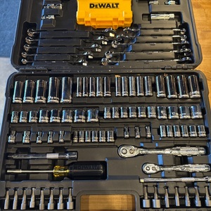 142PC DEWALT TOOL SET
