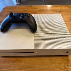 MICROSOFT XBOX ONE S 1TB WITH XBOX SERIES S/X CONTROLLER 