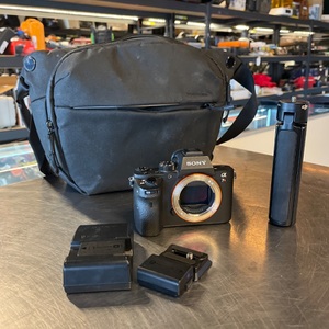 SONY / APLHA 7R II (INCL. THREE BATTIERIES AND CHARGER IN SLING)