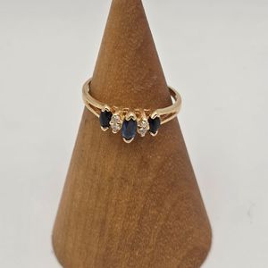 10K YELLOW GOLD SMALL BLU STONE RING SIZE 5