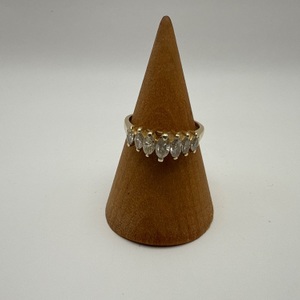 size 8 Gold 10kt 3.40gms RING WITH 7 STONES ON TOP