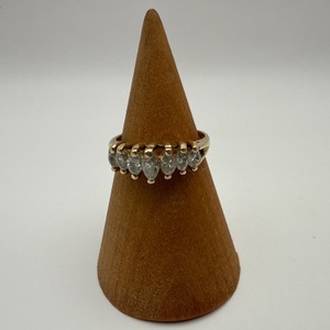 size 5.5 Gold 10kt 2.40gms RING WITH 7 STONES ON TOP 
