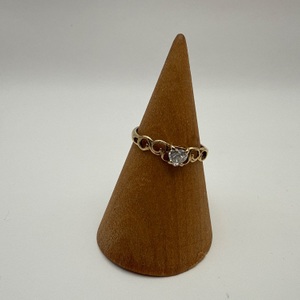 size 7 Gold 10kt 1.00gms RING WITH A STONE ON TOP AND CIRCLES ON THE SIDE 