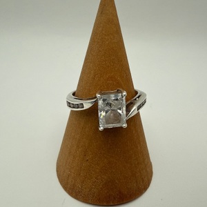 8.9 STERLING SILVER RING WITH CZ STONE size 9 