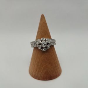 18K WHITE GOLD RING 