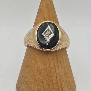 10K YELLOW GOLD RING WITH BLACK STONE SIZE 8  5.6g