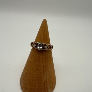 SIZE 3 1.70gms Ring 10K Y/G BAND W/ RECTAGULAR STONE 