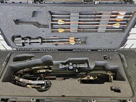 RAVIN R10 WITH SCOPE WITH SKB HARD TRAVEL CASE 9 BOLTS AND QUIVER