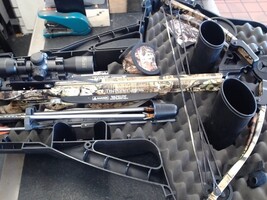 TENPOINT TITAN XTREME CASE QUIVER AND BOLTS AND COCKING ROPE