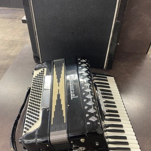 Universal Accordion Made in Italy 41 treble keys 120 bass buttons, 41/120 Fair