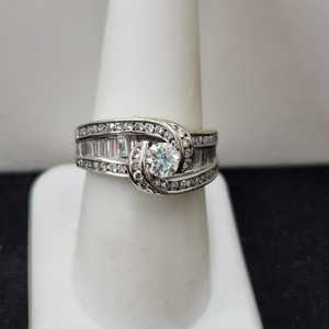 Round Diamond Solitaire with Baquette Diamonds and side Stones, 14 KT White Gold