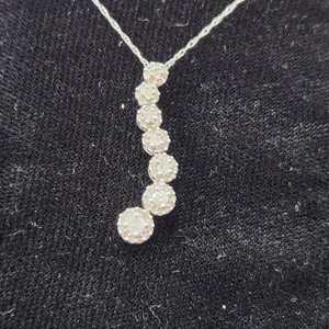 YG Swirl Pendent with 7 Diamonds with Chain