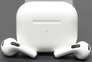 apple a2897 airpods 3rd gen white w/charging case and cord