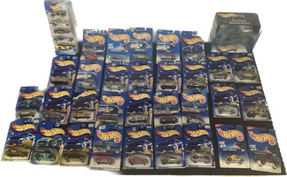 Hot Wheels Bundle - Set of 33 Assorted Cars - (PLEASE SEE PHOTOS) (9250618)