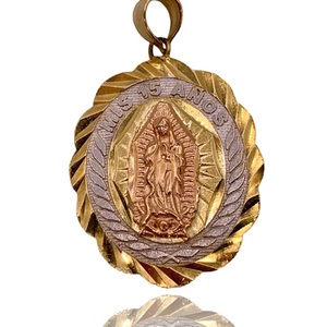  2.00 DWT (3.11g) 14KT Tri-Gold Charm – Oval Religious “Mis 15 Años” Pendant