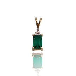  14KT (0.36 DWT / 0.55g) – Yellow Gold Pendant – Small Emerald-Cut Green Stone