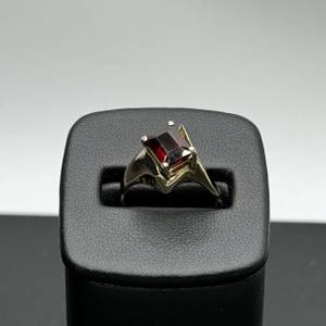 14K Gold Ladies Ring with Red Stone Size 6.5       LS(331275) 