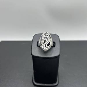 Sterling Silver Ring Size 8    LS(331509) 