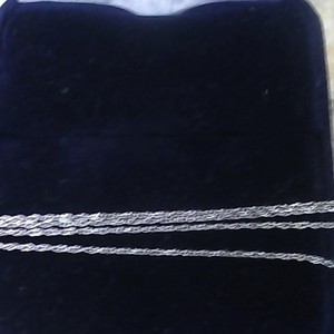 14k .65g wg necklace  /chain