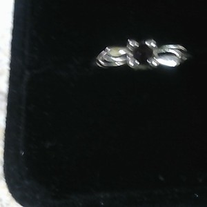 14k 2.2g garnet ring  