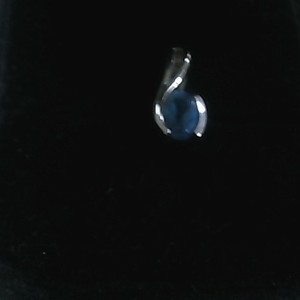 10k 1.62g blue topaz pendant 