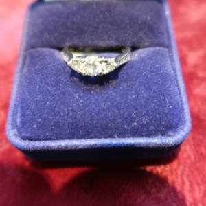 v-114 Female White Gold Select Ring > 3.8g/14kt 
