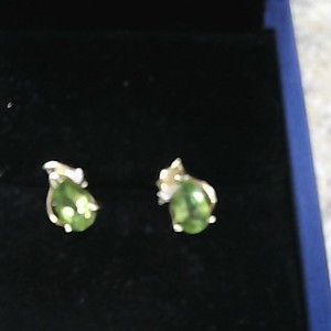 14k 1.51g peridot earing set  