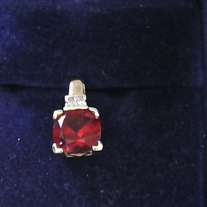 10k 1.26g dia syn ruby pendant  