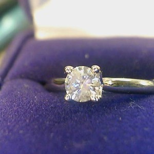 v-140 White Gold Ring > 2.7g/14kt 